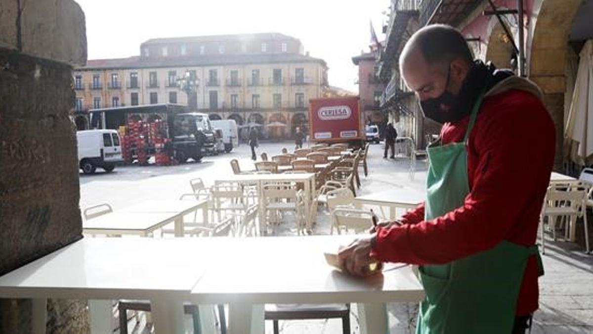 Un camarero prepara una terraza en Leon  Castilla y Leon  a 4 de diciembre de 2020  Desde hoy la Junta de Castilla y Leon permite la apertura de terrazas de los establecimientos hosteleros en todas las provincias de la Comunidad menos en Burgos capital  donde la incidencia sigue siendo  alta   ademas levanta las restricciones excepcionales en Leon y Salamanca  donde puede abrir la restauracion  los centros comerciales y los gimnasios   04 DICIEMBRE 2020 RESTAURACION BARES RESTAURANTES TERRAZAS REAPERTURA  Secundino Perez   Europa Press  04 12 2020