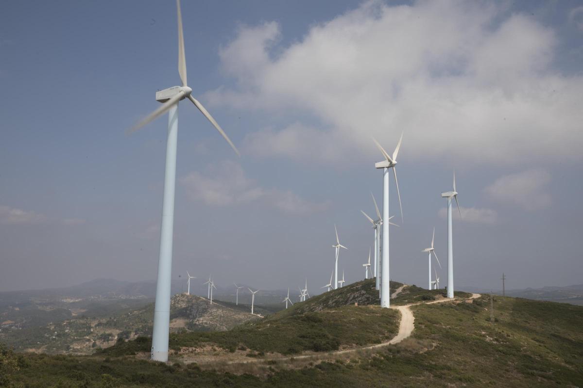 Aerogeneradores de un parque eólico en Buñol.