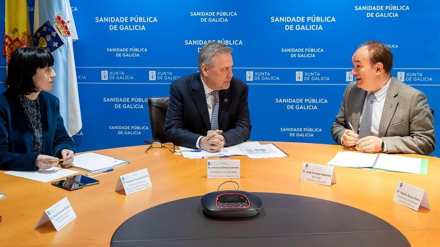Amparo Pousada, desde la izquierda, con el conselleiro Antonio Gómez y el alcalde José Crespo