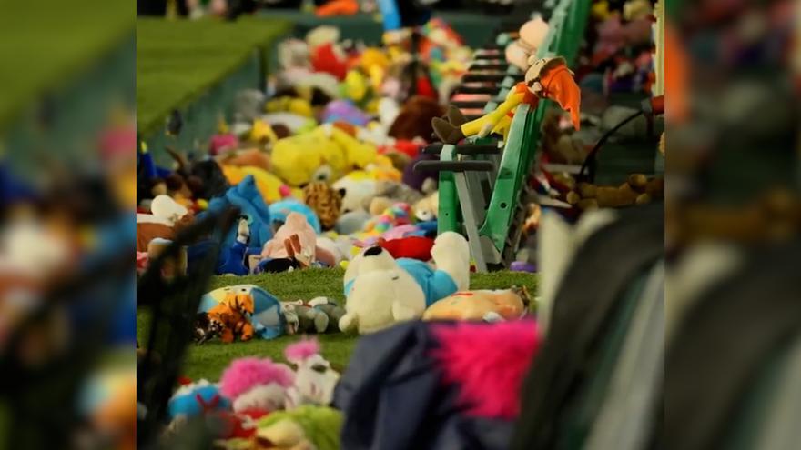 El Betis bate récords recogiendo 20.000 juguetes en la tradicional lluvia de peluches