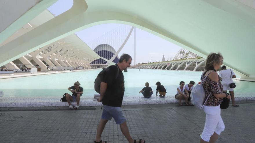 Gente paseando por la zona de la Ciudad de las Artes y las Ciencias.