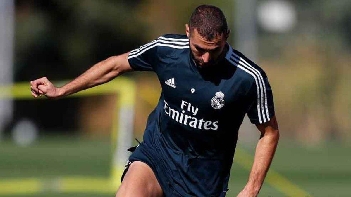 Benzema se entrenó con el grupo