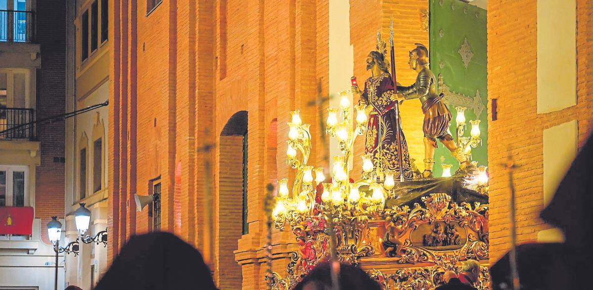 Momento en el que el Cristo del Prendimiento sale de la  iglesia de Santa María de Gracia.