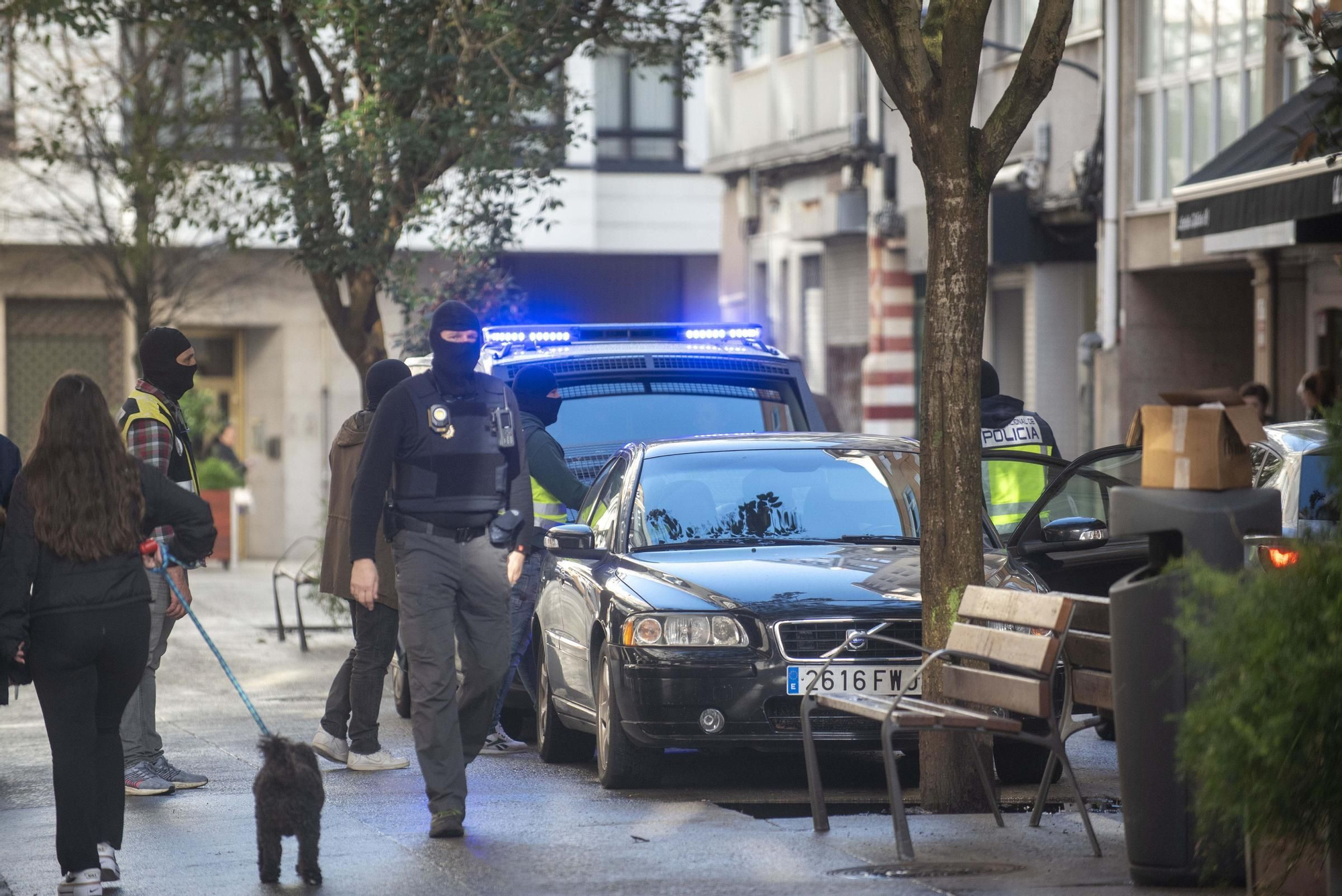 La Policía Nacional registra varios domicilios en A Coruña relacionados con el menudeo de drogas