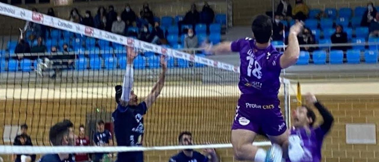 Una acción de juego del derbi de este miércoles entre el Manacor y la UD Ibiza-Ushuaïa Volley.