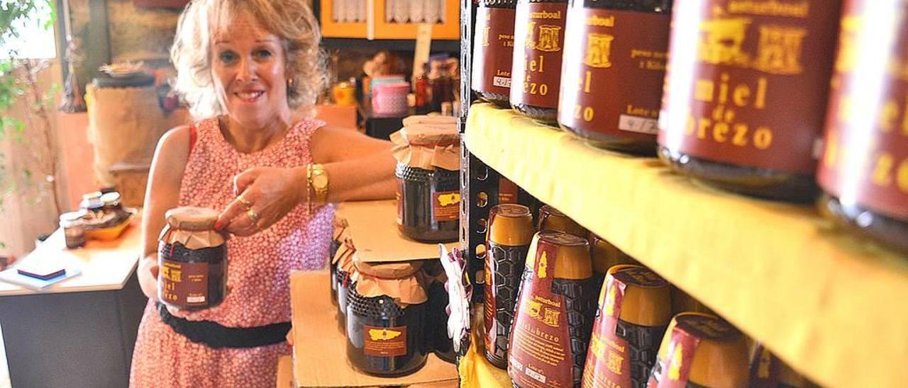 María Jesús González García, con algunos de sus productos, en la tienda que tiene en su casa en Meróu, Boal.