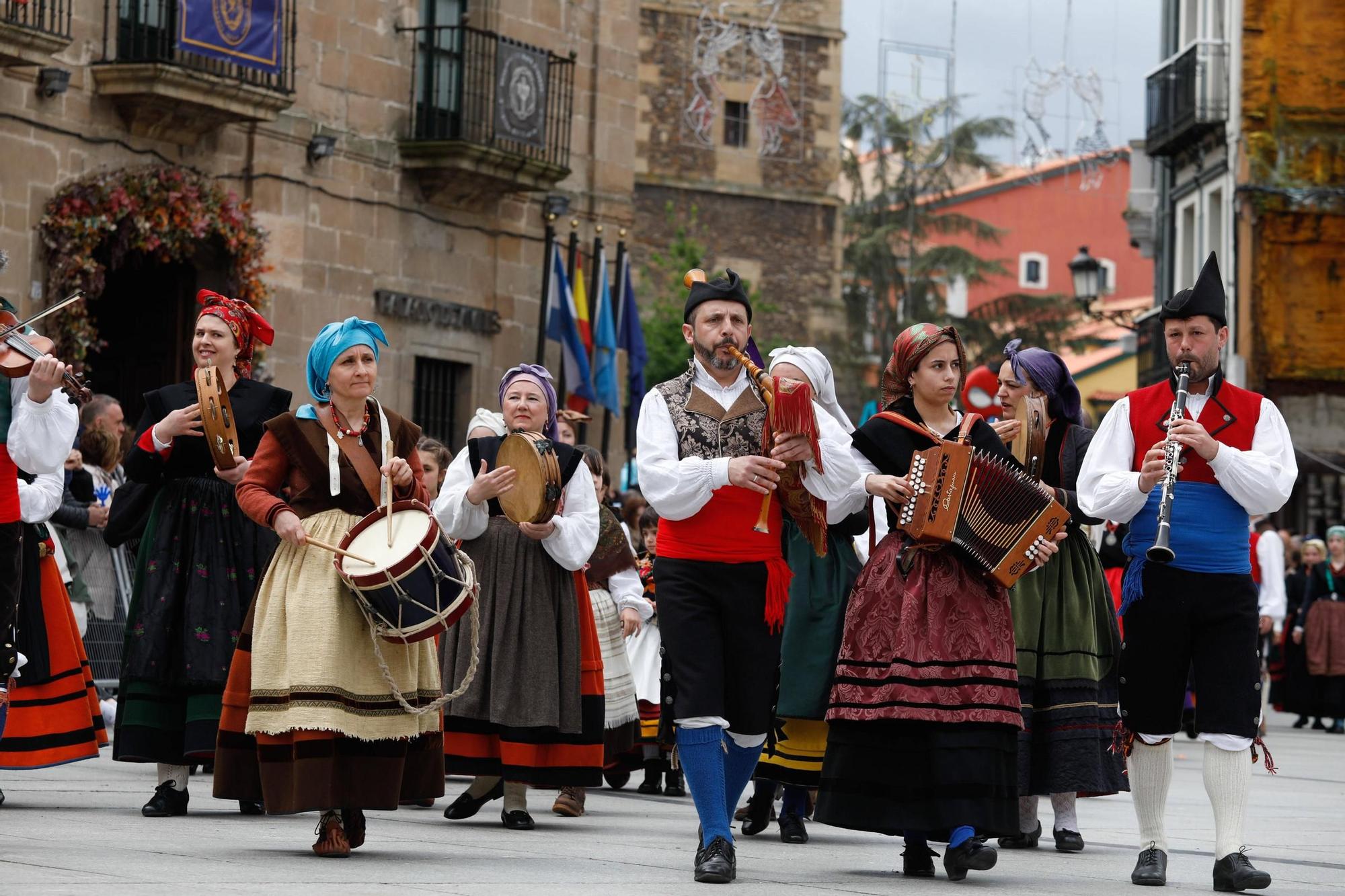 EN IMÁGENES: El multitudinario desfile de carrozas de El Bollo en Avilés