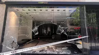 Alunizaje de película en Chapeau: "Se han llevado los cien bolsos más caros en dos minutos y quince segundos"