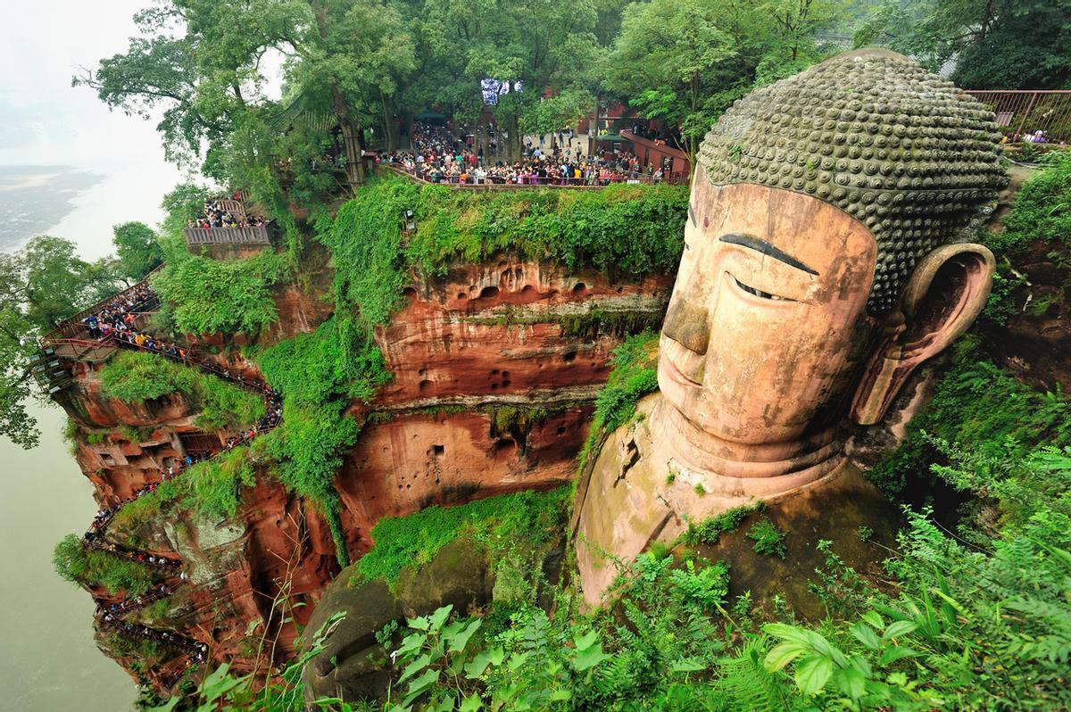 El Gran Buda de Leshan es una colosal estatua de piedra del Buda Maitreya de 71 metros de altura, esculpida directamente en un acantilado en Sichuan, China. Es el Buda de piedra más alto del mundo y fue declarado Patrimonio de la Humanidad por la UNESCO en 1996