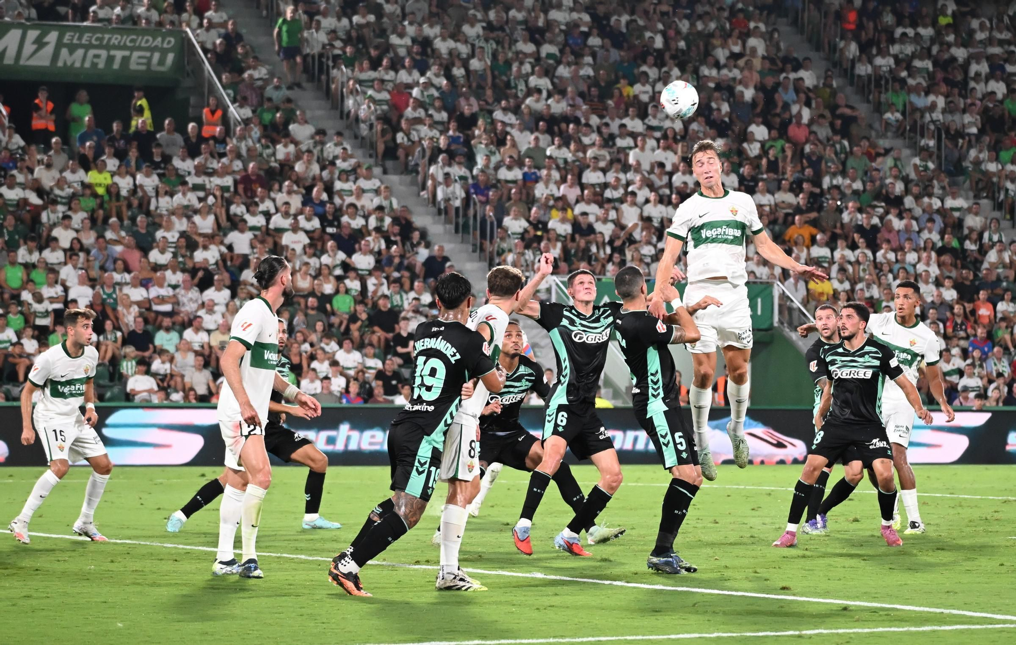El Elche vuelve a Primera División con un empate frente al Betis (1-1)