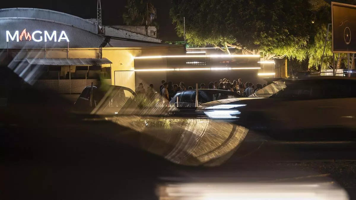 Cuando la fiesta empieza cruzando entre coches: jóvenes reclaman un paso de peatones para acceder a Magma