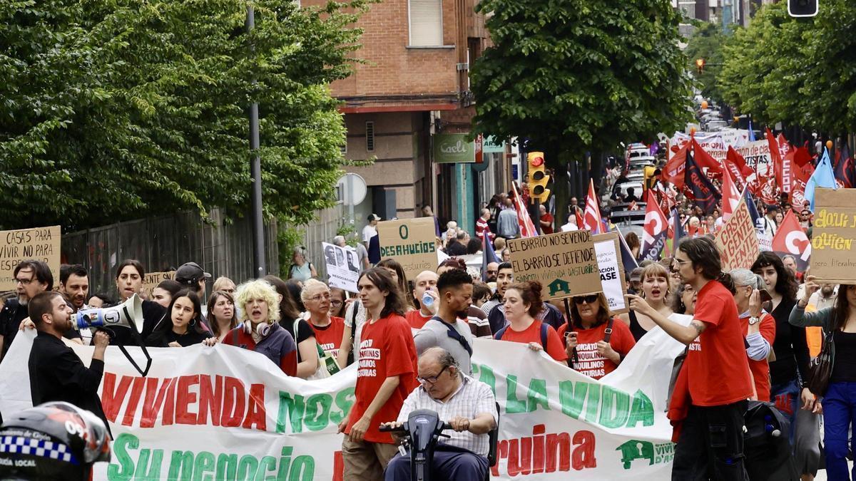 Una multitudinaria manifestación por la vivienda recorre Gijón: "La han convertido en un negocio"
