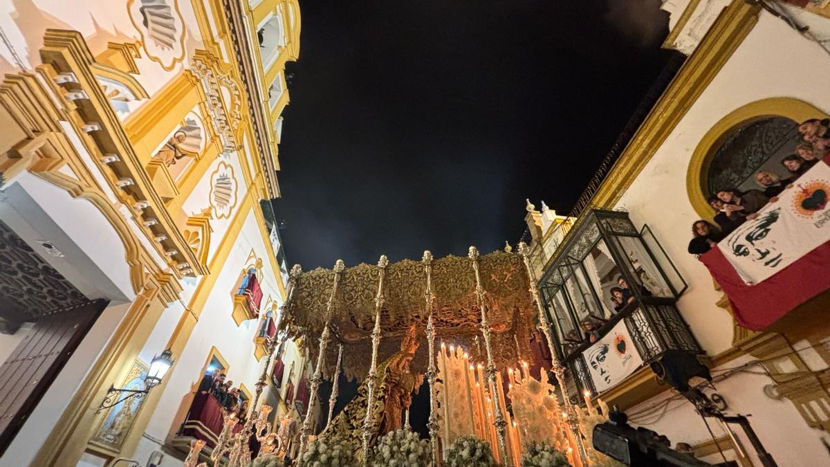 La Esperanza de Triana saliendo.