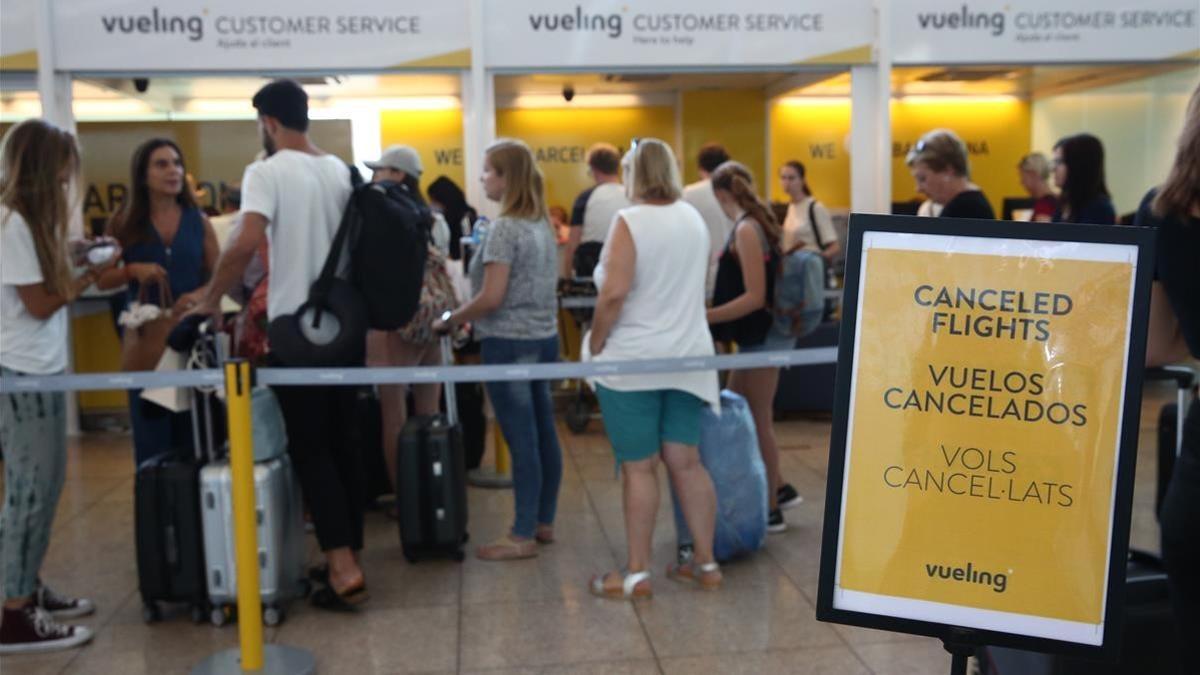 Mostradores de facturación de Vueling, en el aeropuerto de El Prat, este martes.