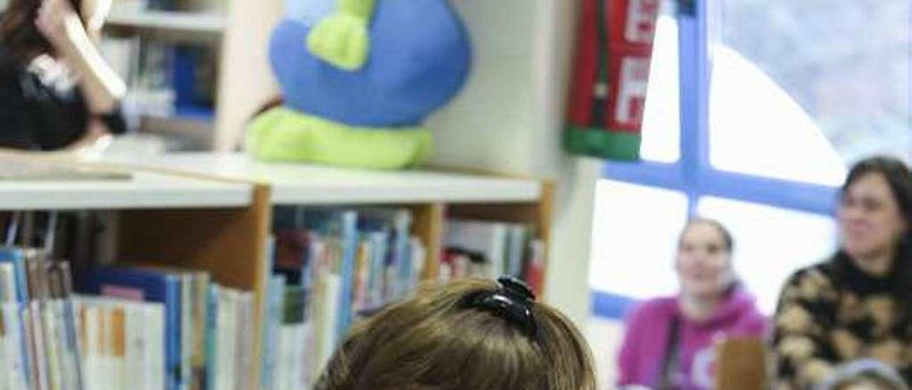 Actividad de promoción de la lectura en la biblioteca Bances Candamo de Avilés.