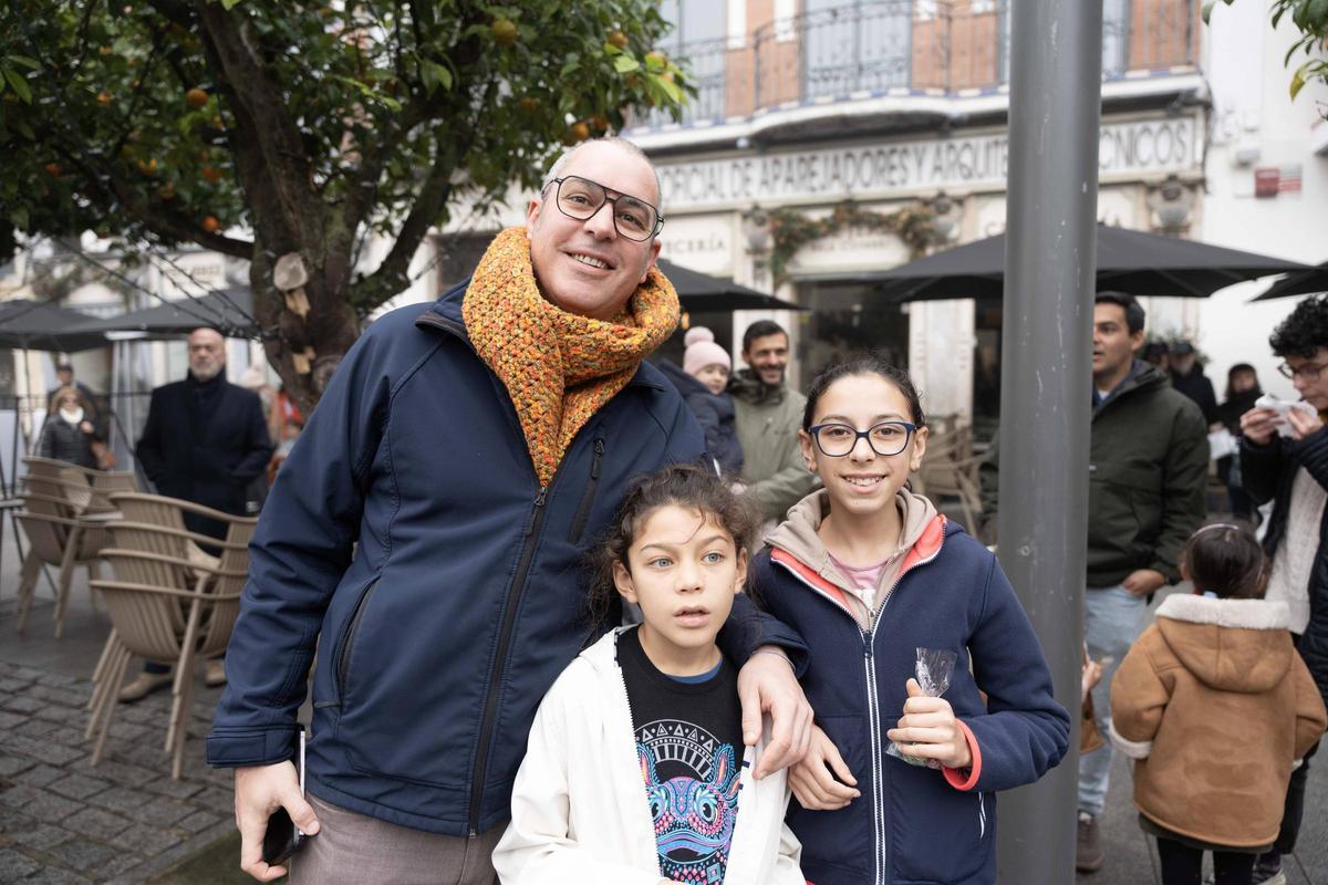 Los niños pacenses se comen las uvas de gominola en las campanadas de San Juan