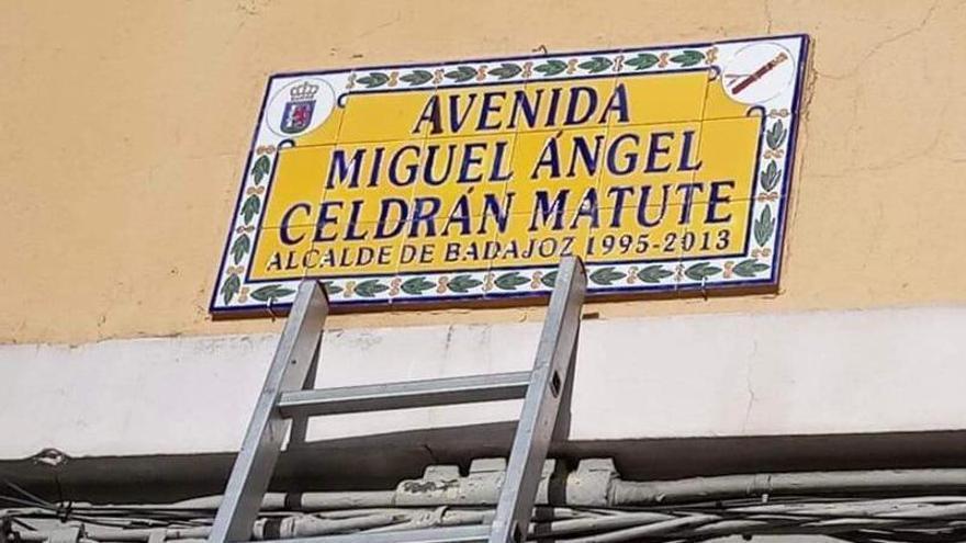 Azulejos nuevos que dan nombre a la avenida del exalcalde Miguel Celdrán.