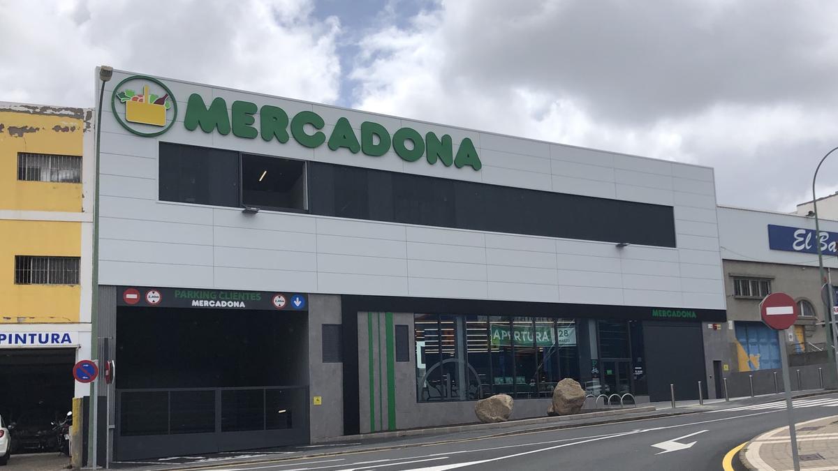 Entrada del nuevo supermercado de Mercadona en el Polígono Industrial Miller