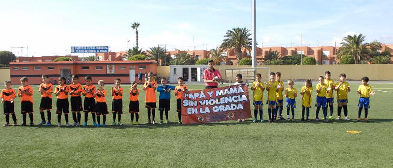 Los equipos en el momento que entran en el terreno de juego para su partido de la cuarta jornada.