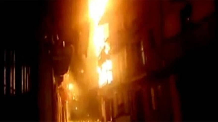 Espectacular incendio de un edificio en Bermeo