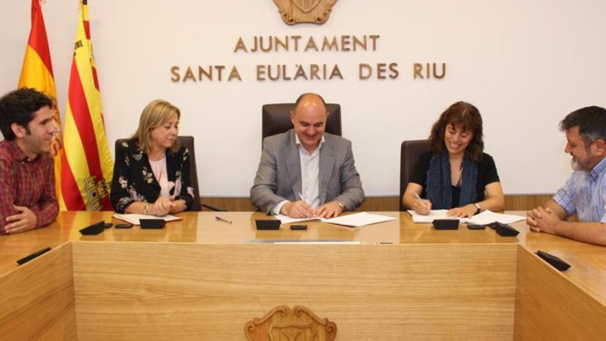 El alcalde, Vicent Marí, y la presidenta de la Alianza del Agua, Sandra Benbeniste, a la derecha, durante la firma del convenio.