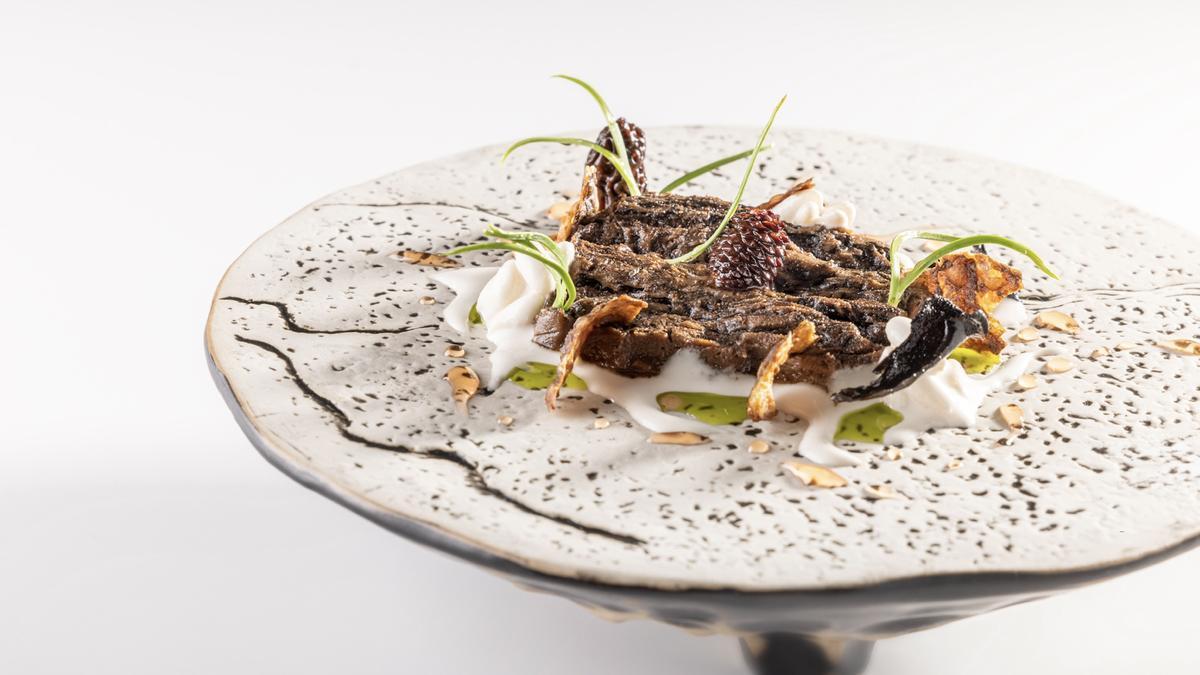 Corteza de garrofera, colmenillas y pino mediterraneo: un plato de Quique Dacosta.