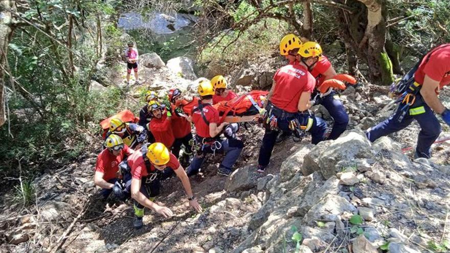 Herida grave una ciclista tras caer por un terraplén de 10 metros en Pollença