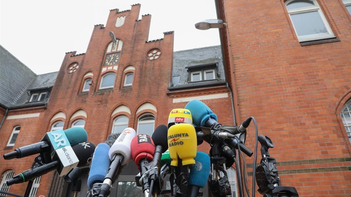 Micrófonos de diferentes medios y agencias internacionales frente a la cárcel de Neumunster, Alemania.