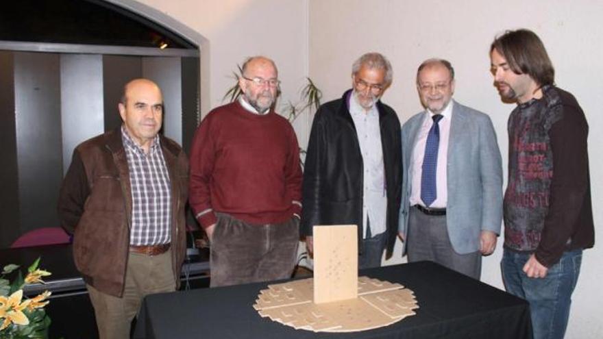 Alfredo Huerta y Fernando Fernández, de la Plataforma &quot;Memoria y Dignidad de Grado&quot;, el escultor Fernando Alba, el catedrático Leopoldo Tolivar y el arquitecto Abel Alonso, ayer, en Grado, durante la presentación del monumento.