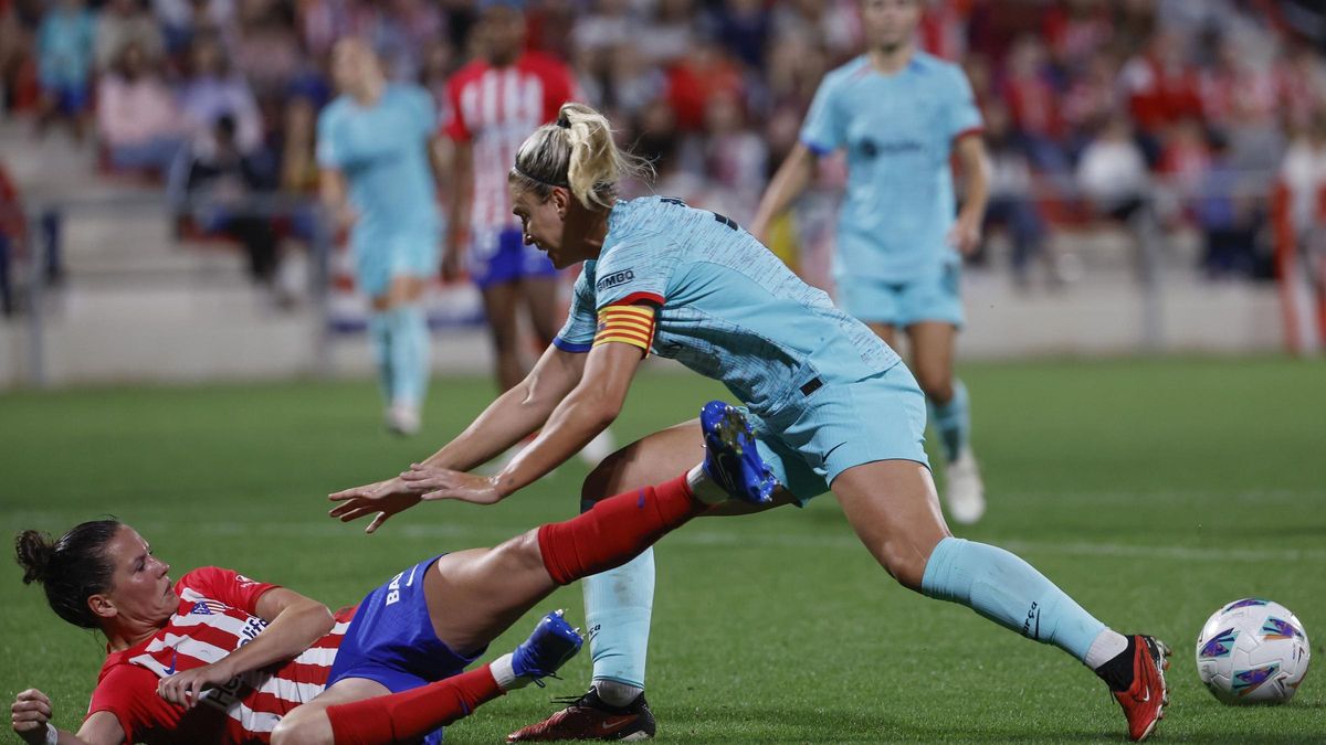 Alexia y Van Dongen chocan tras pugnar por un balón.