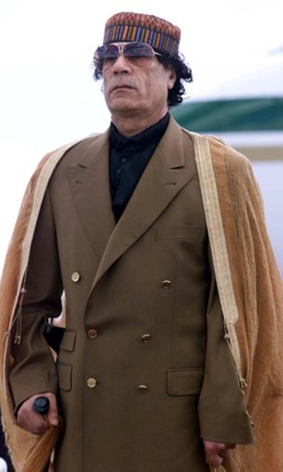 (12/6/1999). Gaddafi llega al aeropuerto de Zambia para reunirse con el presidente del país.