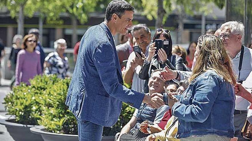 Pedro SÃ¡nchez saluda a unos simpatizantes ayer en la calle Blanquerna de Palma.