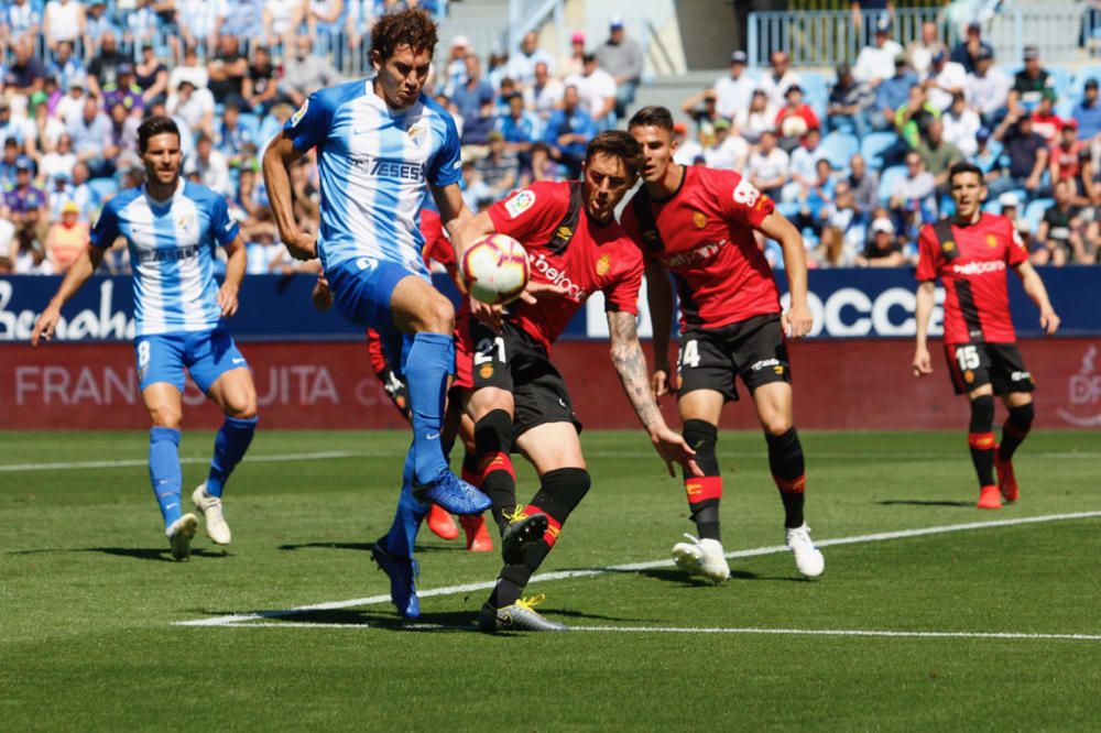 Un tanto de Leo Suárez a cinco minutos del final le da la victoria y los tres puntos al RCD Mallorca en su visita a La Rosaleda, en un duelo de aspirantes al ascenso a Primera División que comenzaban la jornada empatados a puntos.