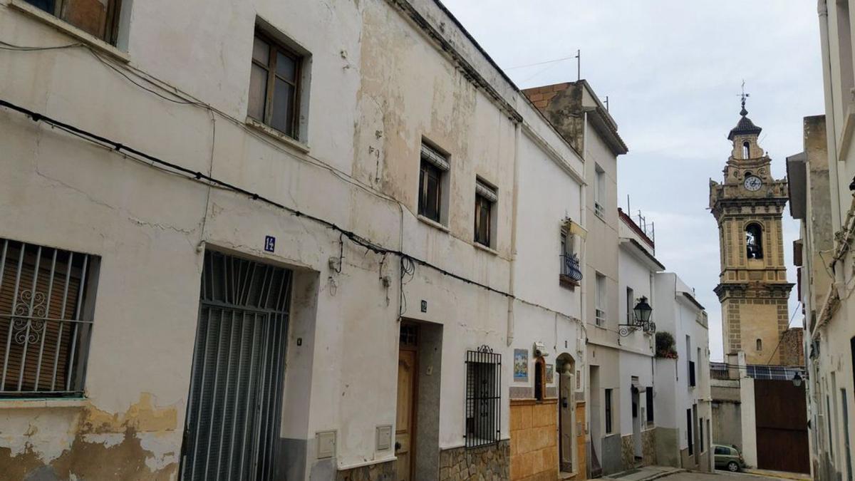 La ermita de Sant Pere, con su porche, que también pasará a manos del ayuntamiento. | LEVANTE-EMV