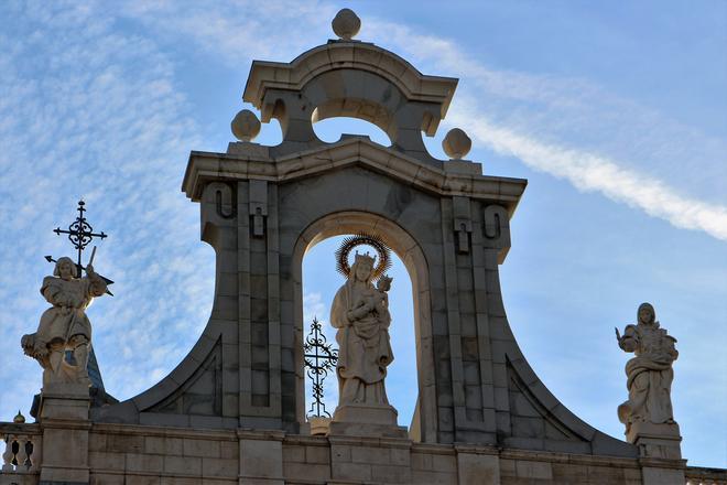 Talla de la Almudena en el exterior de la catedral