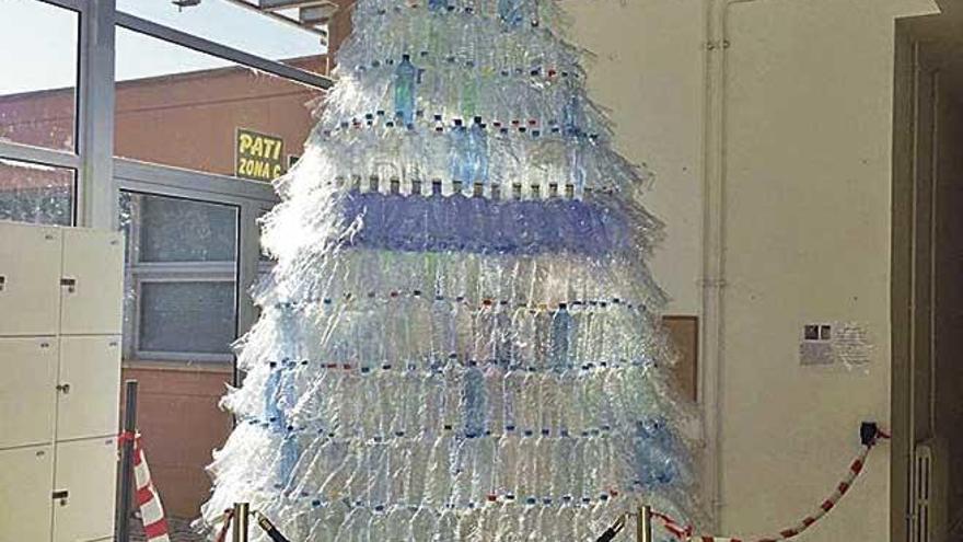 El árbol que han construido con plástico reciclado.