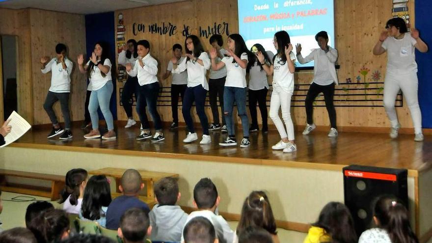 Una actividad organizada en el colegio Benedicto Bembibre de Lada.