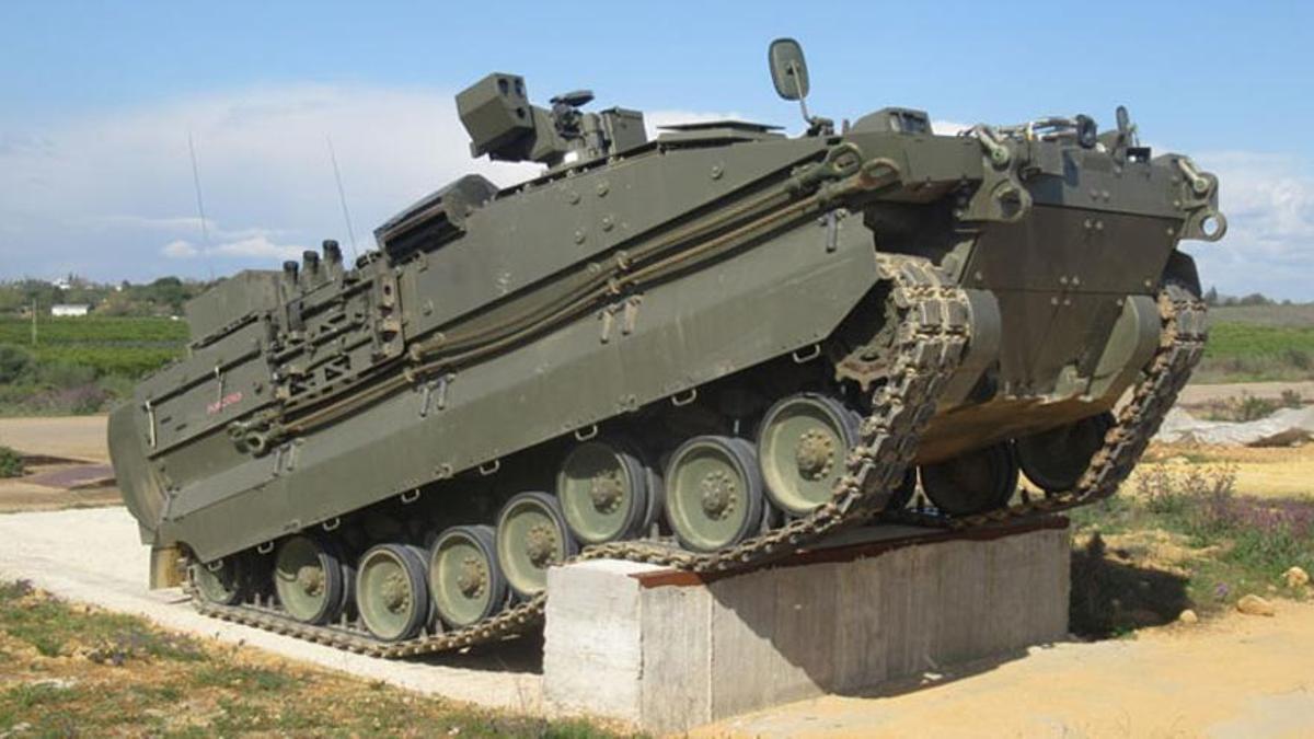 El vehículo 'Castor' en la pista de pruebas de la Brigada 'Guzmán el Bueno' X de Cerro Muriano, en imagen de archivo.