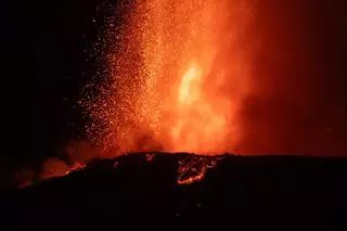 La erupción del Etna se intensifica con la emisión de lava y una gran columna de cenizas