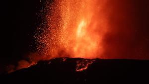 El Etna intensifica su actividad: colada de lava y columna de cenizas de 6.000 metros de altura