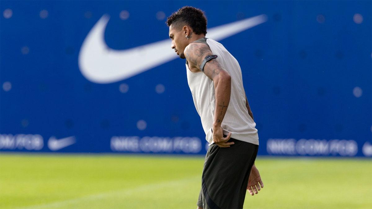 Raphinha sale al campo con el pulsómetro en el brazo