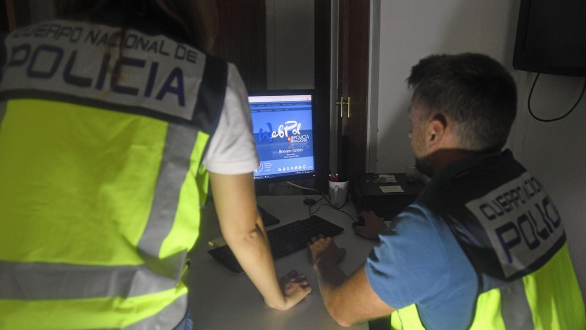 Dos investigadores de la Policía Nacional de Murcia, ante un ordenador.