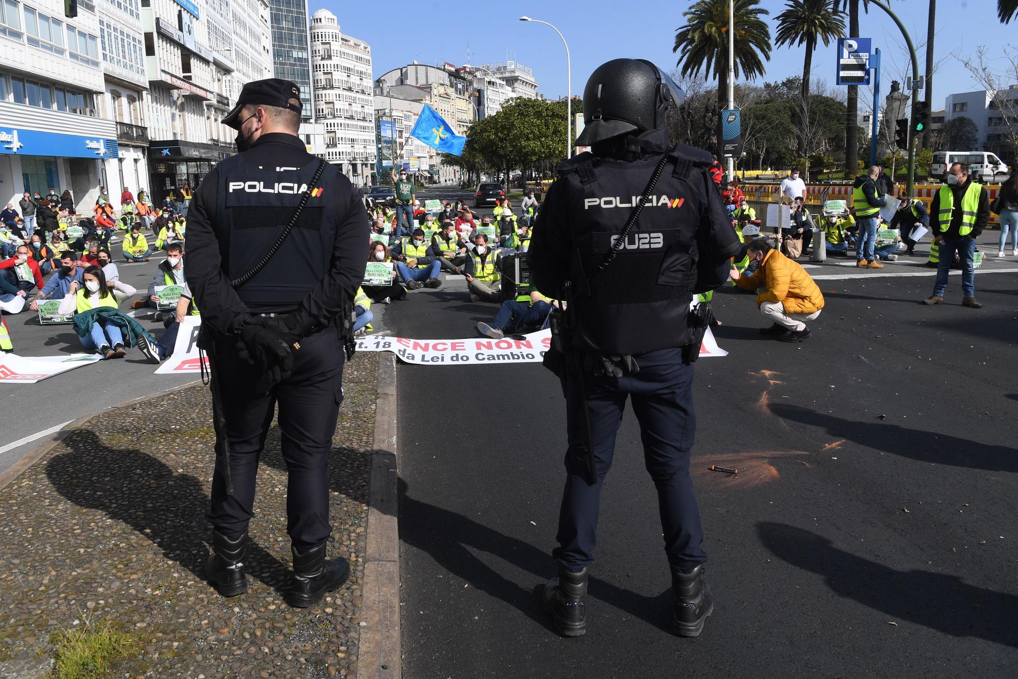 Trabajadores de Ence y transportistas se movilizan en A Coruña para exigir garantías de empleo