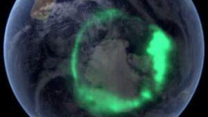 Los iones cargados que interactúan con el campo magnético de la Tierra a menudo crean auroras cerca de los polos del planeta. La aurora australis, también conocida como las “luces del sur”, fue registrada en esta imagen por un satélite de la NASA.