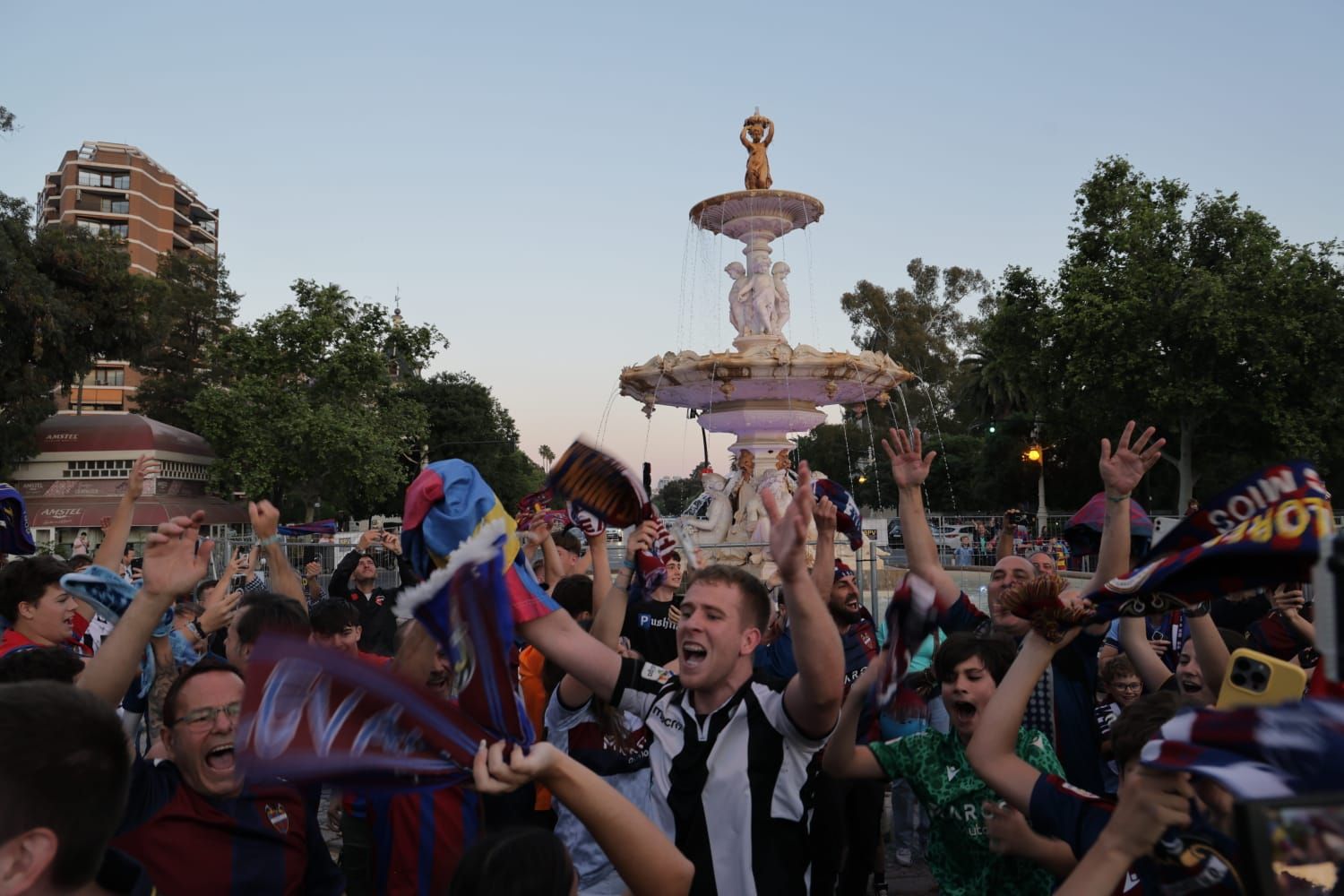 La afición del Levante UD festeja el ascenso en la fuente de Las Cuatro Estaciones