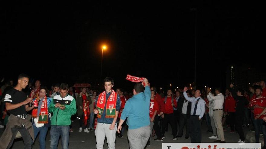 Las peñas del Real Murcia celebran la victoria del derbi