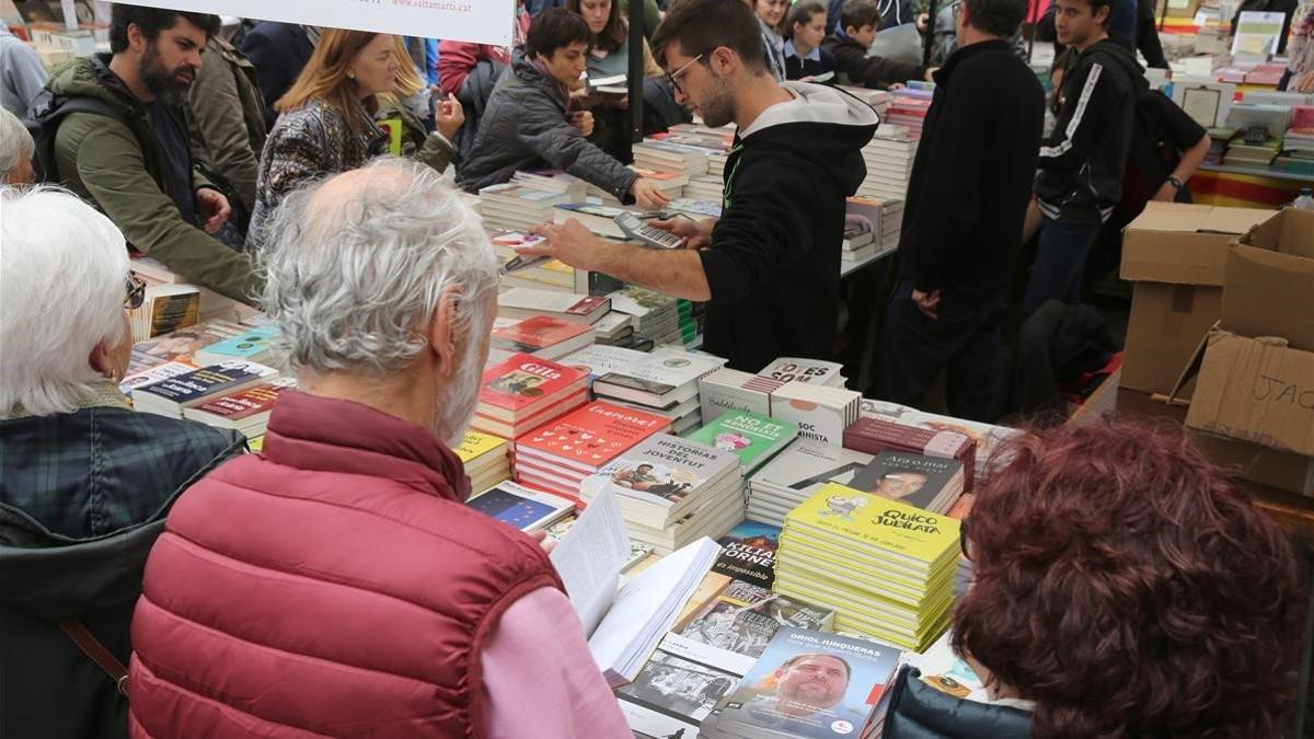 Una parada de libros frente al ayuntamiento de Badalona.