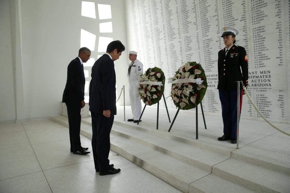 Obama y Shinzo Abe visitan Pearl Harbor