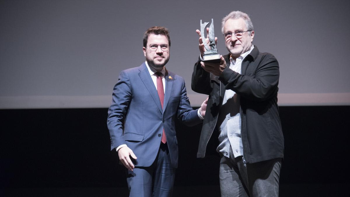 El puig-regenc Josep Pons ha rebut de la mà del president Aragonès el premi Ambaixador