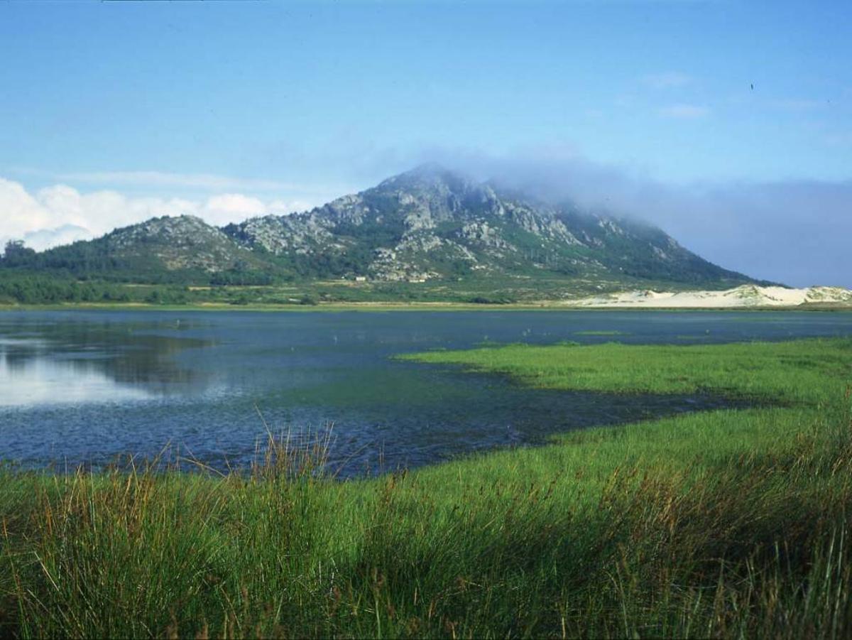 La Lagoa das Xarfas con el Monte Louro de fondo
